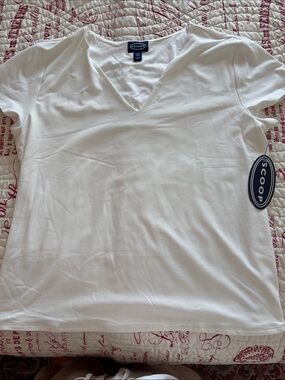 NWT Scoop Women's Off-White V-Neck Short Sleeve Tee. SIZE XXL 20